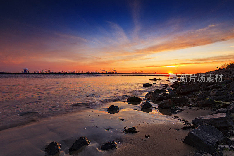 neuwe Waterweg河沿岸多变的海景